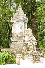 Stoop.JPG (22172 bytes)