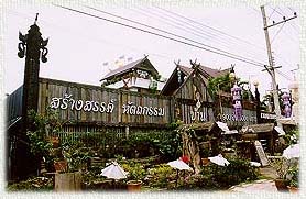 WoodCarving02A.JPG (24419 bytes)