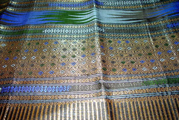 Cloth102M.JPG (127149 bytes)