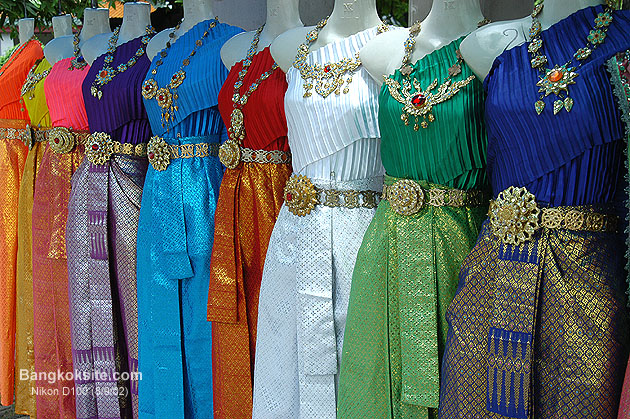 D100Dress1.JPG (195294 bytes)