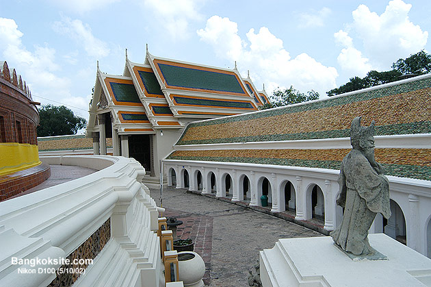 D100PhraPathom2.jpg (106130 bytes)