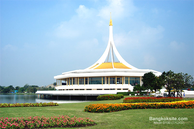 D100Rama9Park1A.jpg (115363 bytes)