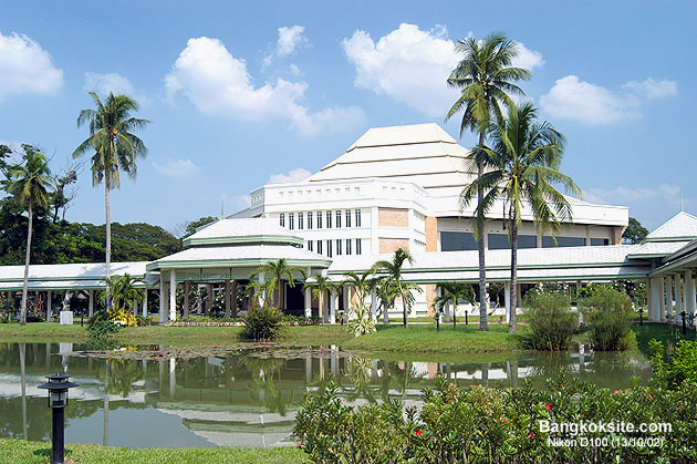 D100Silpakorn1LB.jpg (120175 bytes)