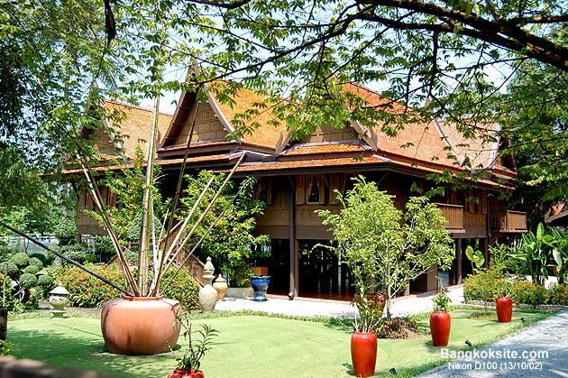 D100ThaiHouse1L.jpg (128666 bytes)