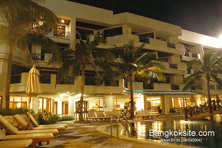 MajesticBeachResort1L.jpg (122862 bytes)