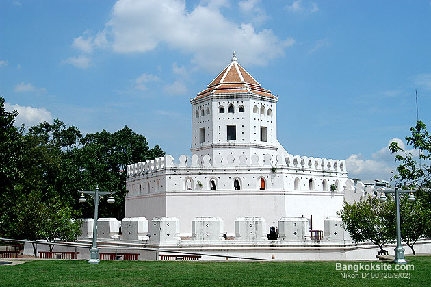 PhraSumeru1L.JPG (97589 bytes)