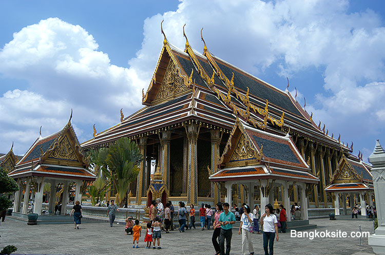 TempleEmeraldBuddhaL.jpg (131645 bytes)