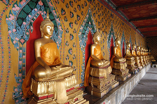 WatArunBuddha1L.jpg (181033 bytes)