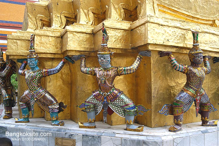 WatPrakaeo207L.jpg (145966 bytes)