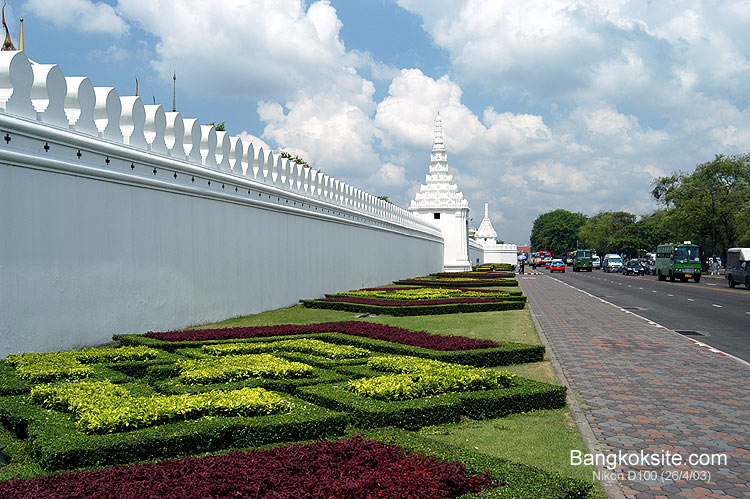 WatPrakaeo210L.jpg (129611 bytes)