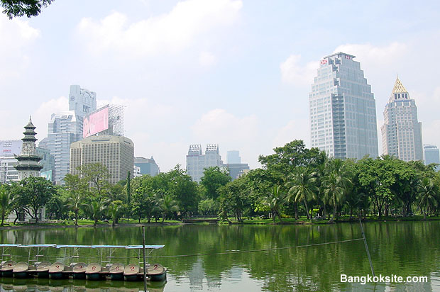 LumpiniPark1LH.JPG (78019 bytes)