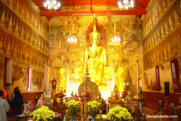 PhetchaburiTemple2H.JPG (145292 bytes)