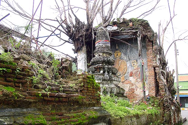 RuinTemple.JPG (108409 bytes)