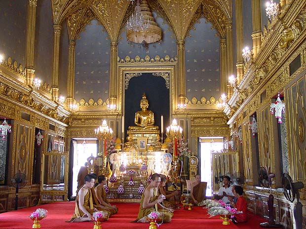 Ubosot1M.JPG (95017 bytes)