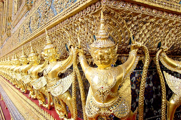 WatPraKaeo1136.JPG (152034 bytes)