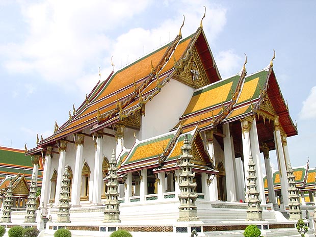 WatSuthat1AL.JPG (90309 bytes)