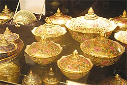 BencharongBangsai.jpg (16691 bytes)