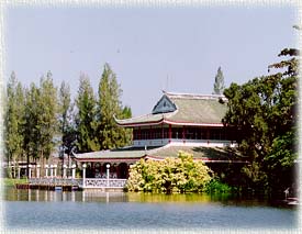 RoseGarden2.jpg (20317 bytes)