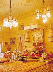 ThroneHall.JPG (21064 bytes)