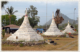 ThreePagodas2.jpg (17466 bytes)