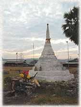 ThreePagodas3.jpg (12108 bytes)