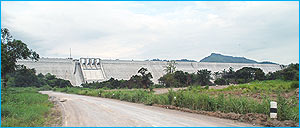 ThadanDam1_300.jpg (13782 bytes)