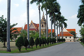PhraPatone102.jpg (23757 bytes)