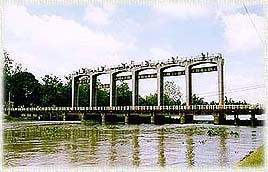 PhimaiDam.jpg (22371 bytes)