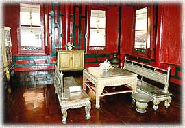 RedHouse1.jpg (19171 bytes)