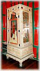 RedHouse3.jpg (18439 bytes)