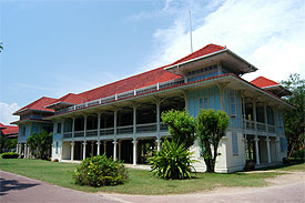 Ratchaniwet1.jpg (18718 bytes)