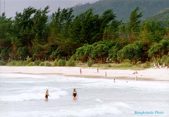 KataBeach2A.jpg (50600 bytes)
