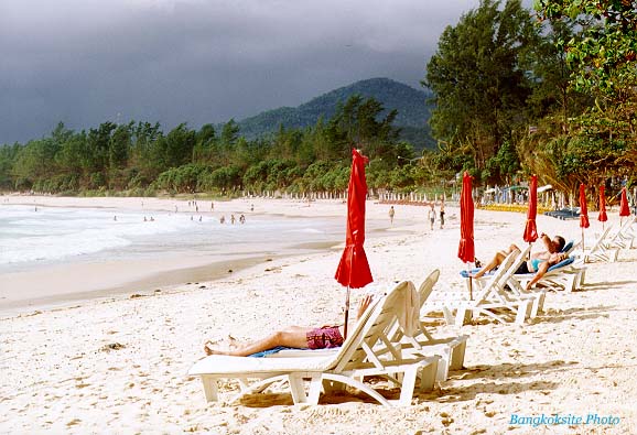 KataNoiBeach1B.jpg (65226 bytes)