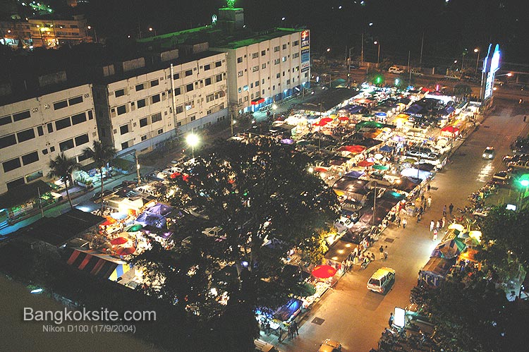 NightMkt_750.jpg (130415 bytes)