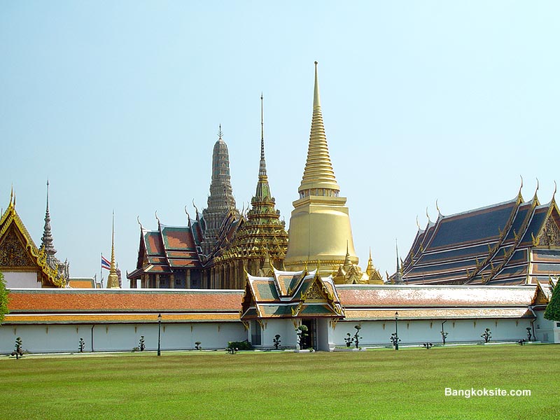 WatPhrakaeo110W.JPG (95738 bytes)