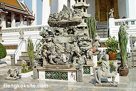 WatSuthat112.JPG (33159 bytes)