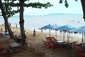 JomtienBeach102.JPG (21836 bytes)