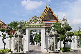 ChineseGuards.JPG (26833 bytes)