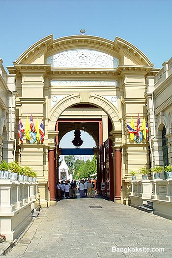 GrandPalace105.JPG (69107 bytes)