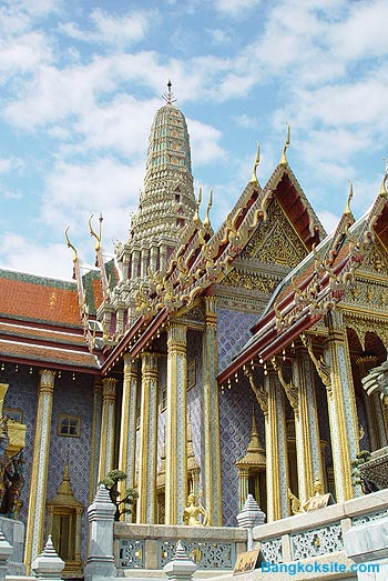 WatPhrakaeo103.JPG (74859 bytes)