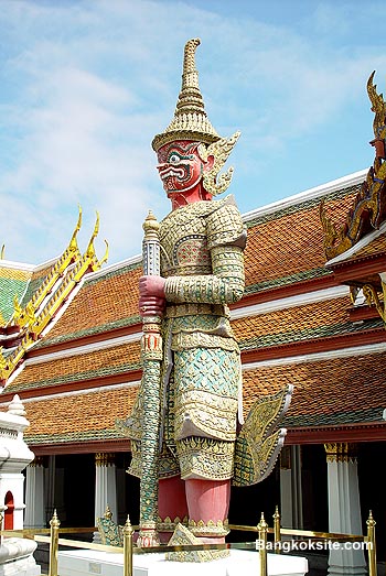 WatPhrakaeo104.JPG (76555 bytes)