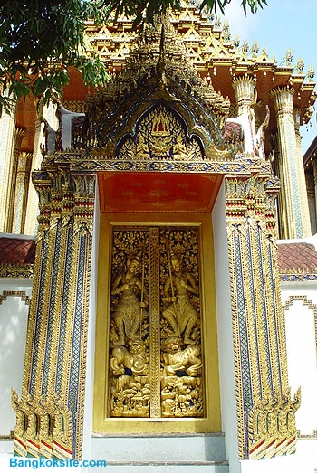 WatPhrakaeo108.JPG (95547 bytes)