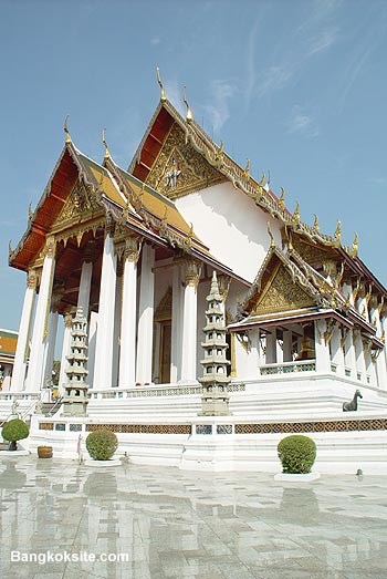 WatSuthat101.JPG (54718 bytes)