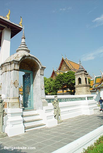 WatSuthat106.JPG (52446 bytes)