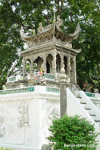 WatSuthat108.JPG (91207 bytes)